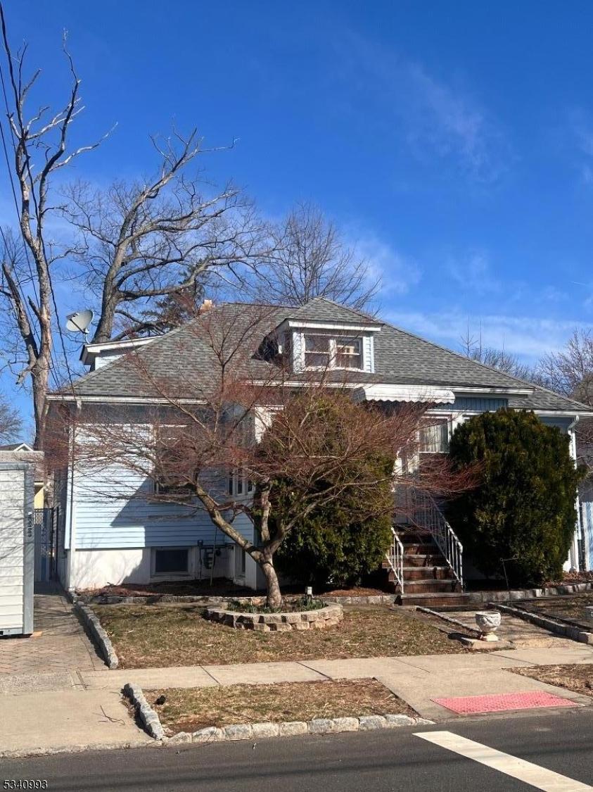 view of front facade featuring roof with shingles