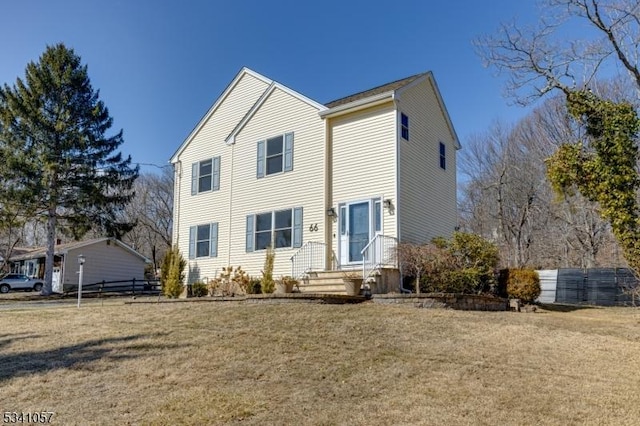 view of front of property featuring fence and a front yard