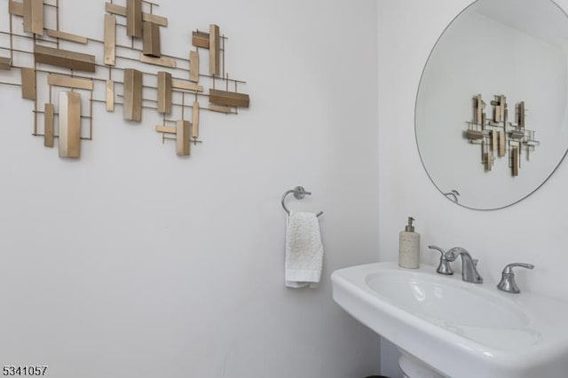 bathroom featuring a sink