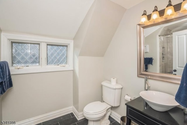 full bath featuring lofted ceiling, toilet, vanity, a shower with curtain, and baseboards