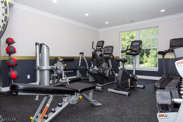 workout area with recessed lighting, crown molding, and baseboards