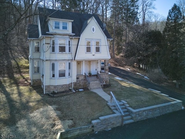 view of front of property featuring covered porch and aphalt driveway