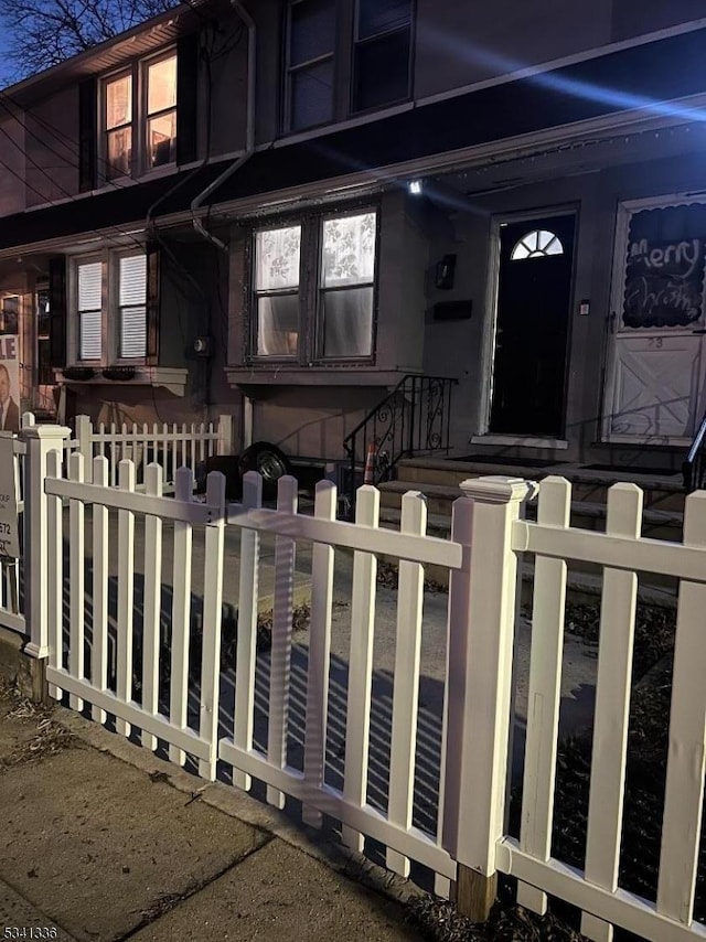 view of front of home featuring a fenced front yard