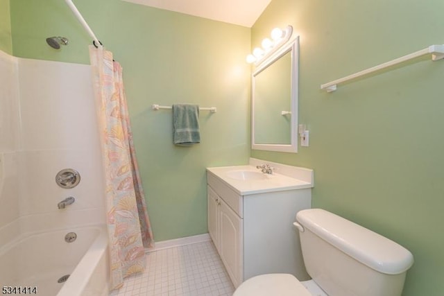 bathroom featuring toilet, vanity, baseboards, and shower / bath combo