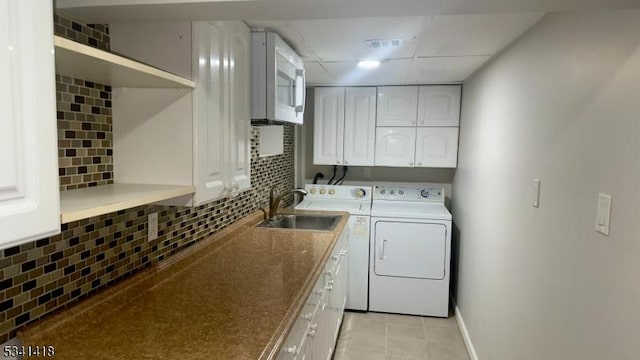 laundry room with cabinet space, visible vents, a sink, independent washer and dryer, and baseboards