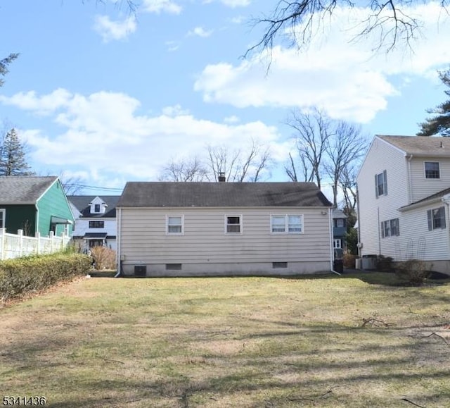 back of house featuring a lawn