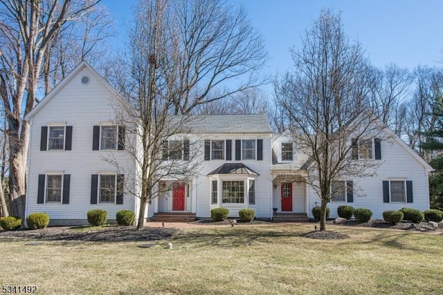 view of front of property featuring a front lawn