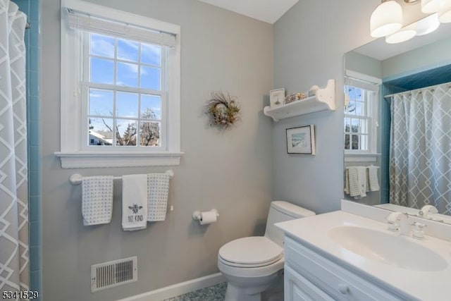 full bath with curtained shower, toilet, vanity, visible vents, and baseboards