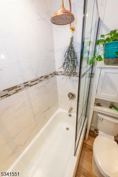 full bathroom with bathtub / shower combination and toilet