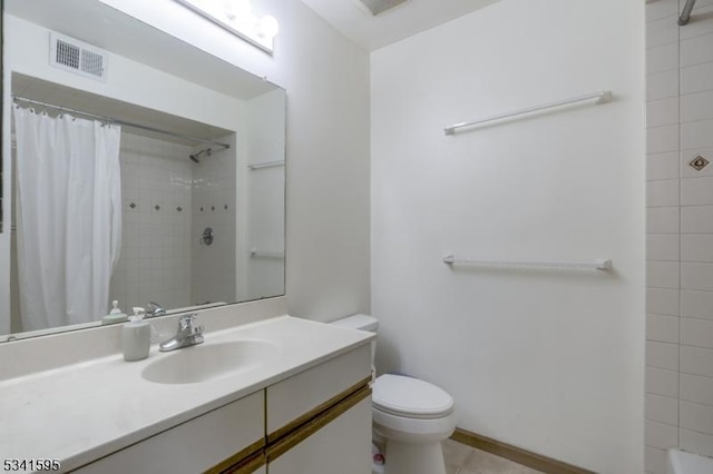 full bath featuring visible vents, toilet, and a shower with curtain