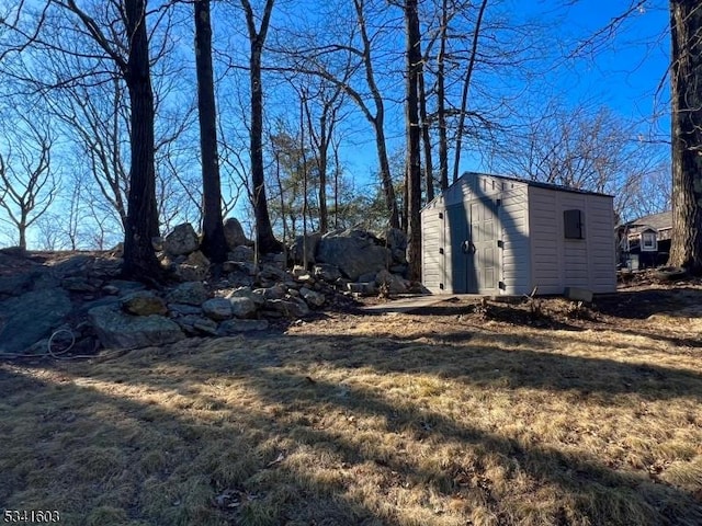 view of yard featuring a storage shed and an outdoor structure