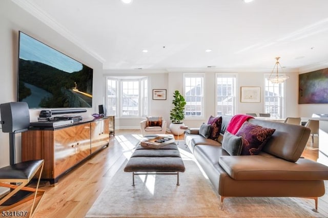 living area featuring light wood finished floors, ornamental molding, baseboards, and recessed lighting