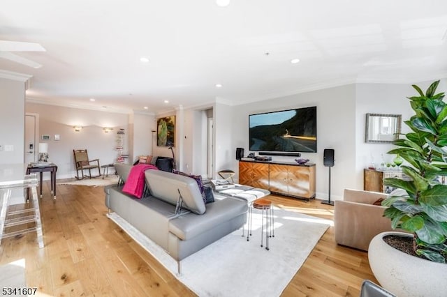 living room with baseboards, light wood-style floors, recessed lighting, and crown molding