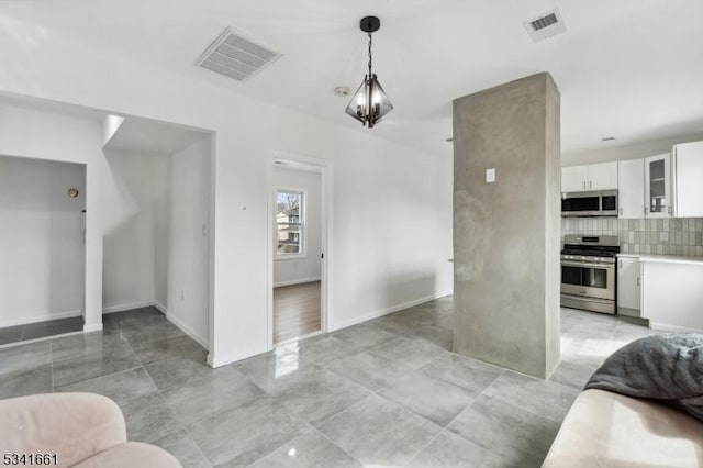 dining area featuring a chandelier, visible vents, and baseboards