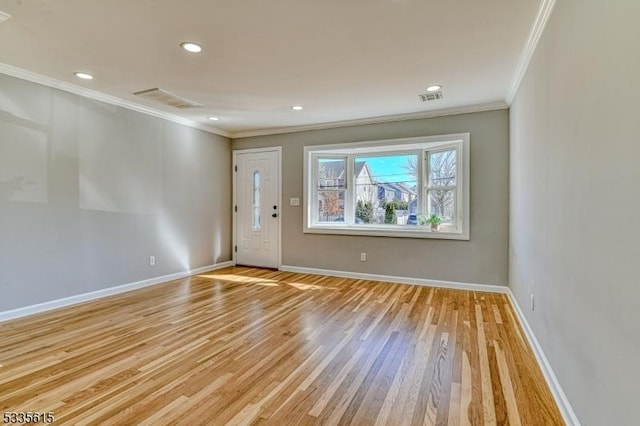 foyer featuring visible vents, light wood-style flooring, and baseboards