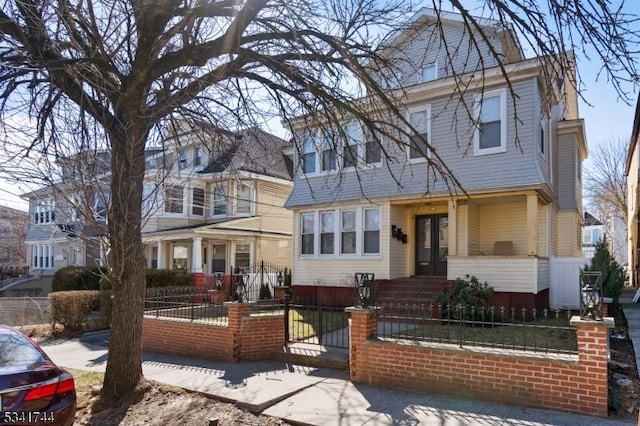 view of front of property featuring a fenced front yard