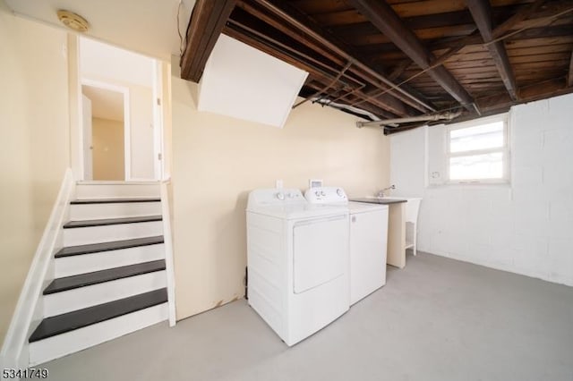 washroom with laundry area and independent washer and dryer