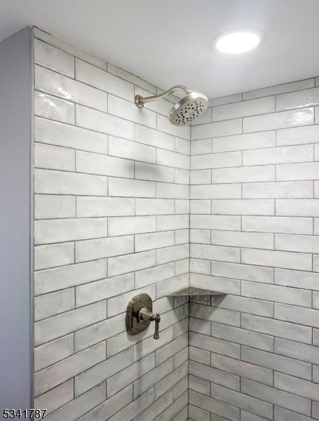 details featuring tiled shower