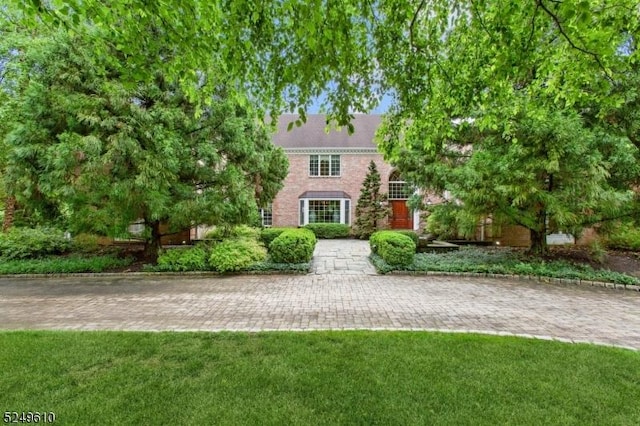 view of front of property featuring a front lawn