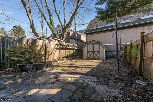 view of yard with a storage shed, an outdoor structure, and a fenced backyard