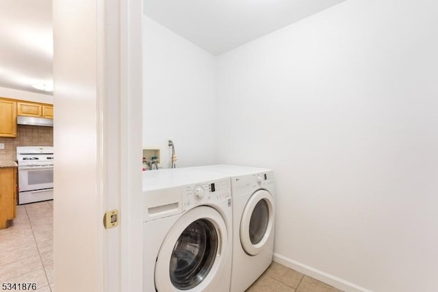 washroom featuring laundry area, light tile patterned floors, baseboards, and independent washer and dryer