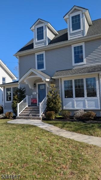 view of front of house featuring a front yard