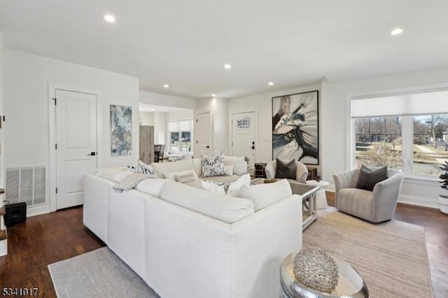 living area featuring baseboards, wood finished floors, visible vents, and recessed lighting