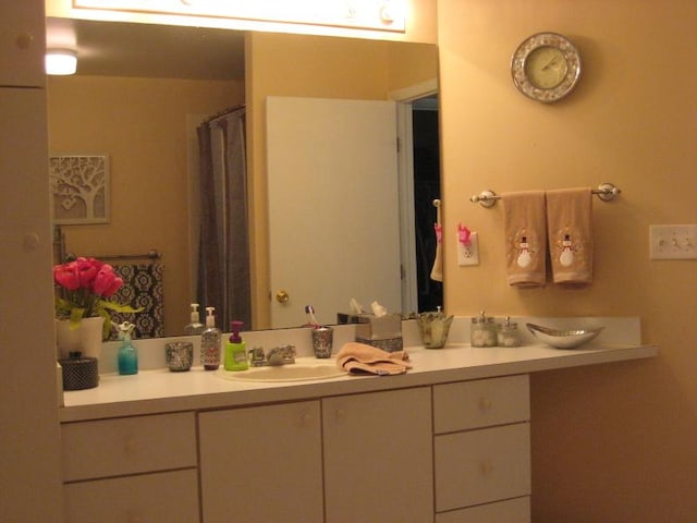 full bath featuring vanity and a shower with shower curtain