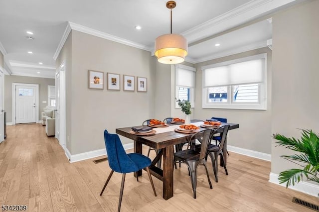 dining area with light wood finished floors, baseboards, visible vents, crown molding, and recessed lighting