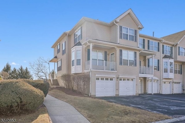 view of front facade featuring driveway and a garage