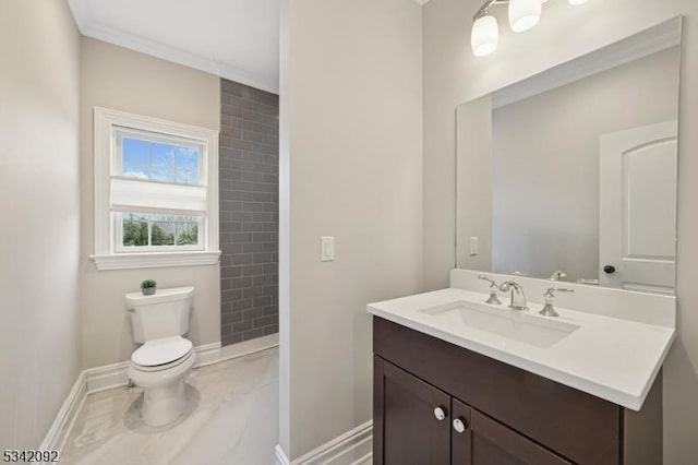 full bath with a tile shower, vanity, toilet, and baseboards