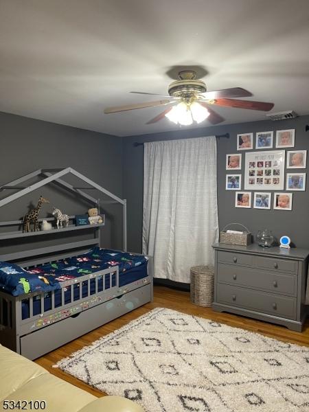 bedroom featuring wood finished floors and a ceiling fan