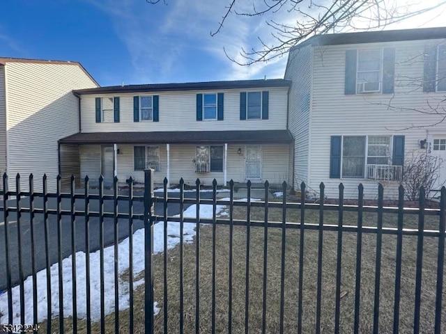 view of front of house featuring a fenced front yard