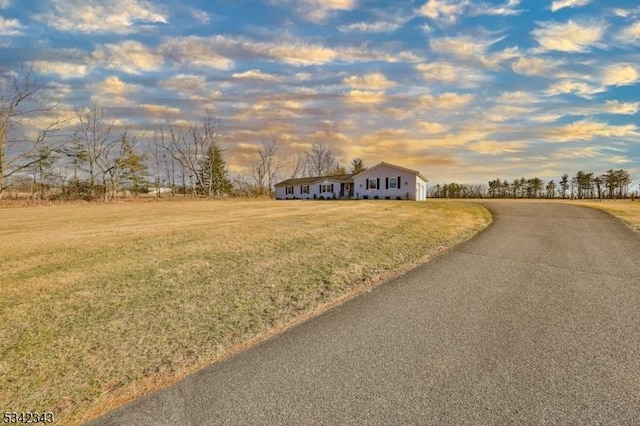 view of front of house featuring a lawn