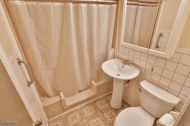 bathroom featuring toilet, decorative backsplash, tile walls, and shower / tub combo with curtain