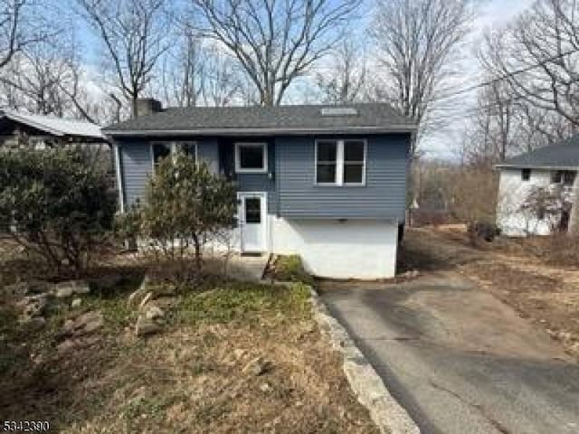 view of front of house featuring a garage and aphalt driveway