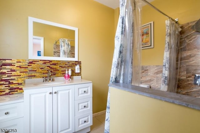 full bathroom with tasteful backsplash, curtained shower, and vanity