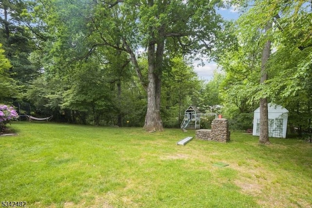 view of yard with an outbuilding