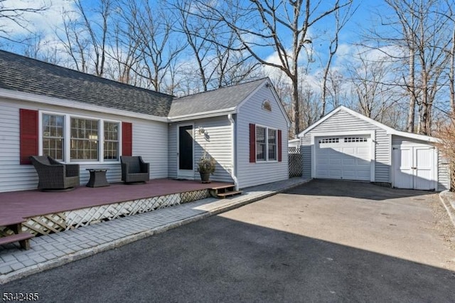 detached garage featuring aphalt driveway