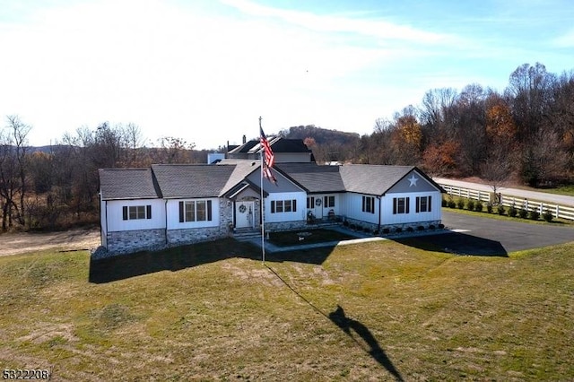 view of front facade featuring a front yard