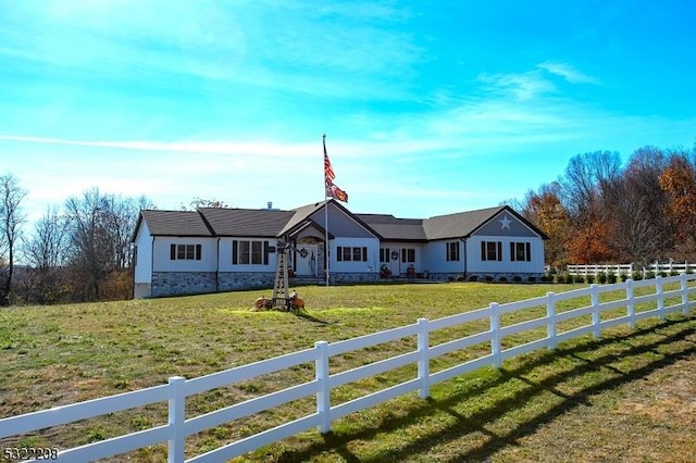 view of front facade featuring a fenced front yard and a front lawn