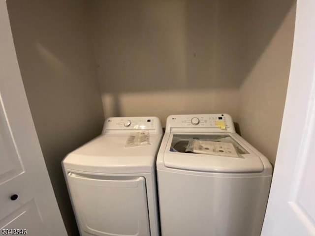 laundry room with laundry area and washing machine and dryer