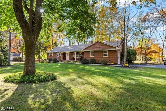 ranch-style house featuring a front yard