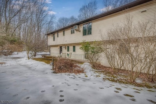 view of front of property featuring a wall mounted AC