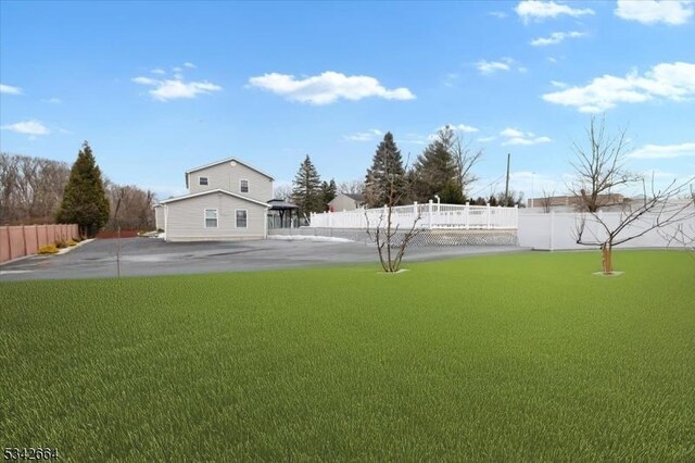 view of yard featuring a fenced backyard