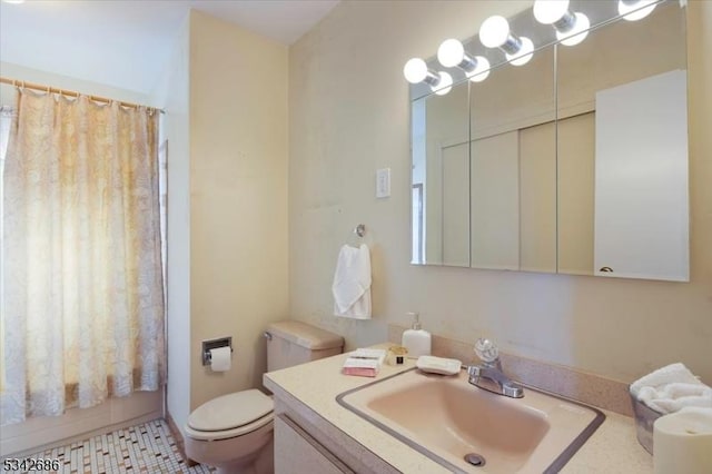 full bathroom with a shower with curtain, toilet, and vanity