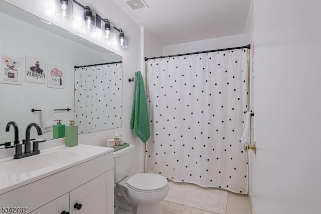 bathroom featuring visible vents, curtained shower, toilet, and vanity