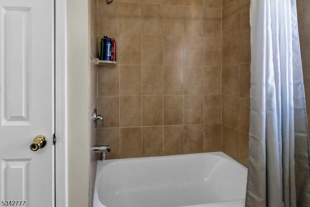 bathroom featuring shower / bath combo with shower curtain