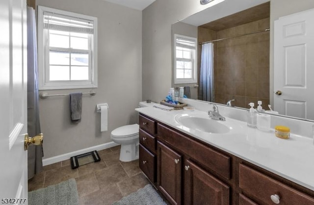 full bathroom featuring toilet, a shower with curtain, vanity, and baseboards