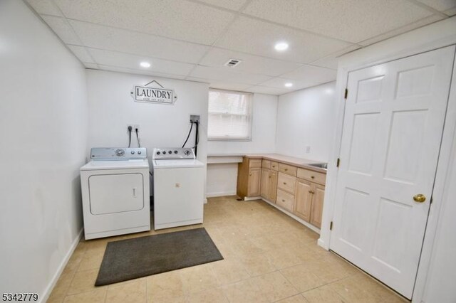 washroom with visible vents, baseboards, laundry area, recessed lighting, and independent washer and dryer
